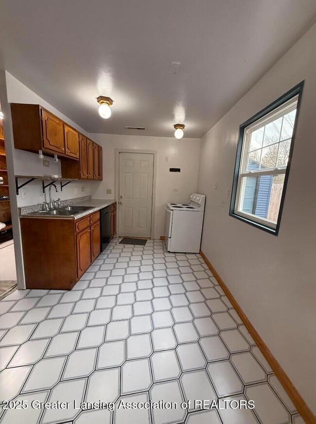 1321 Pompton Cir, Lansing, MI 48910 - photo 7