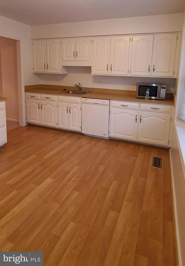 6052 Morgan Ct, Alexandria, VA 22312 - photo 7