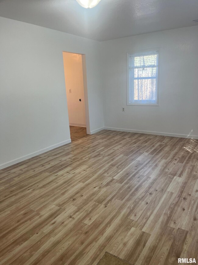 7308 N Pine St, Davenport, IA 52806 - photo 2