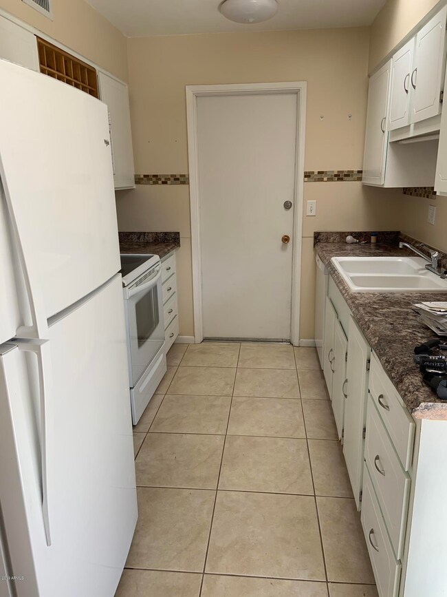 10813 W Santa fe Dr, Sun City, AZ 85351 - photo 4