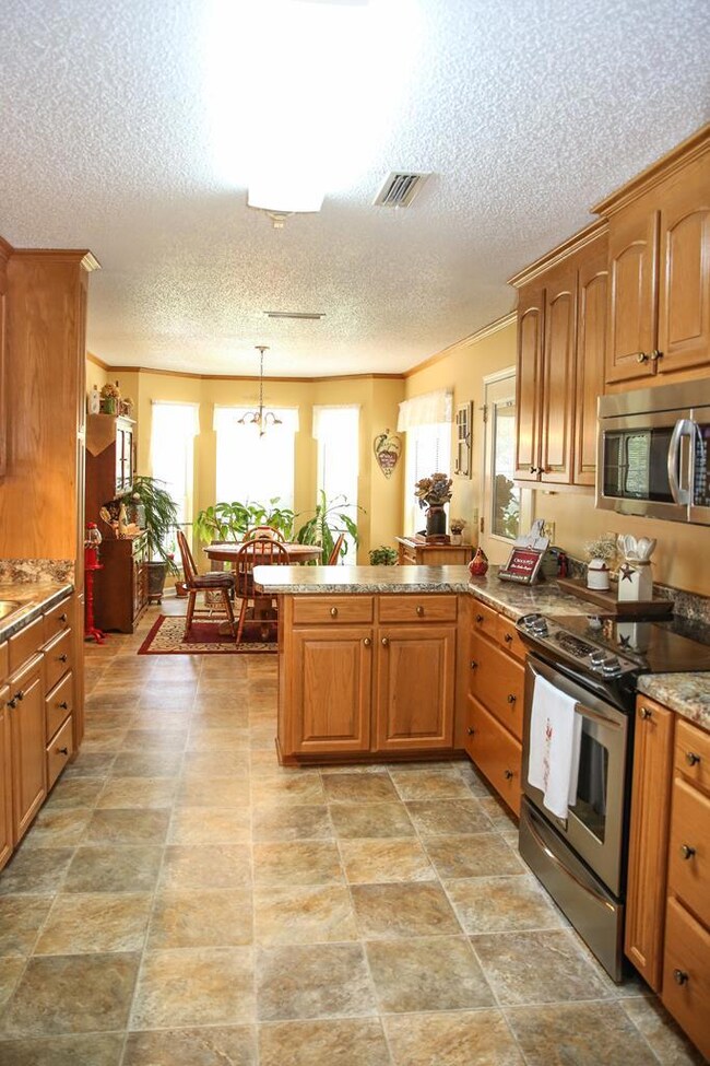 Kitchen with eat in breakfast area