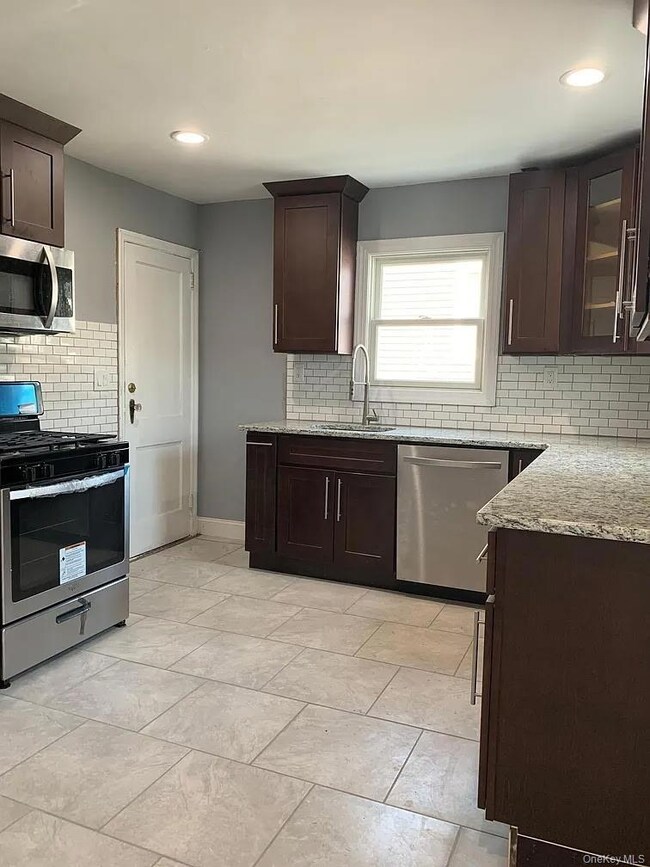 120 Fairfield Ave, Mineola, NY 11501 - photo 3