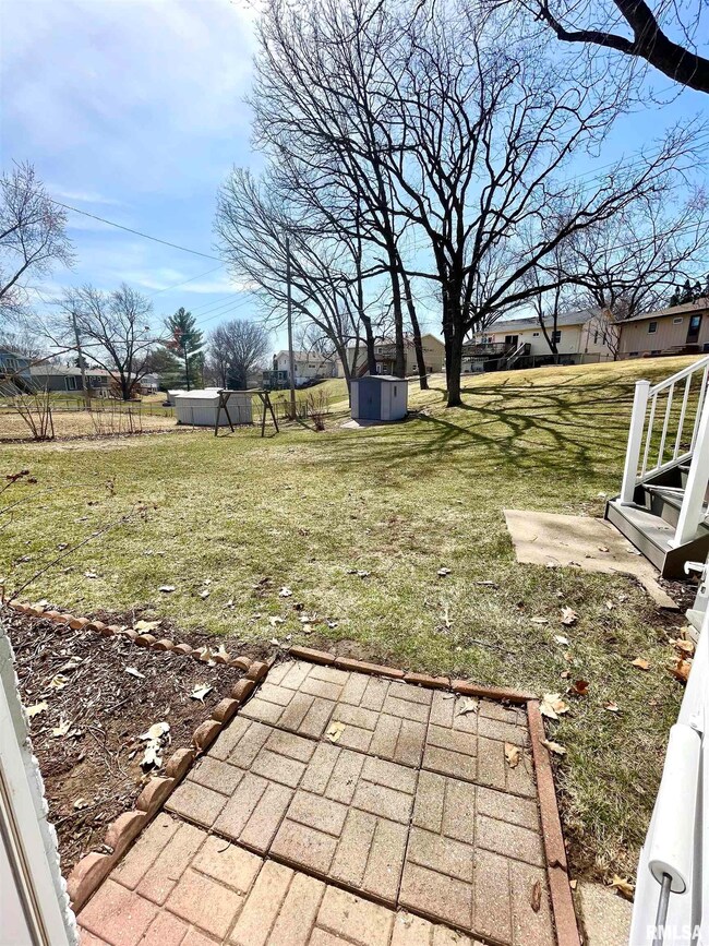 821 W 46th St, Davenport, IA 52806 - photo 3