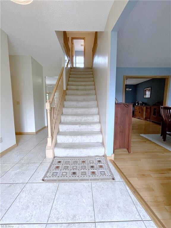 26998 Valeside Ln, Olmsted Falls, OH 44138 - photo 2