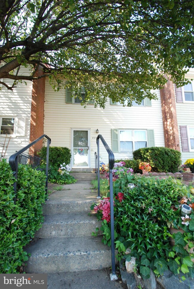 8222 Wycliffe Ct, Manassas, VA 20109 - photo 2