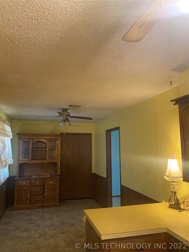 1008 Grandview Ln, Henryetta, OK 74437 - photo 5