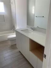 Full bathroom with vanity, tiled shower / bath com