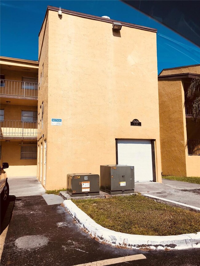 15430 SW 82nd Ln unit 634, Miami, FL 33193 - photo 2