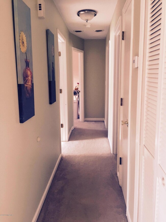 5607 wooded lake hallway