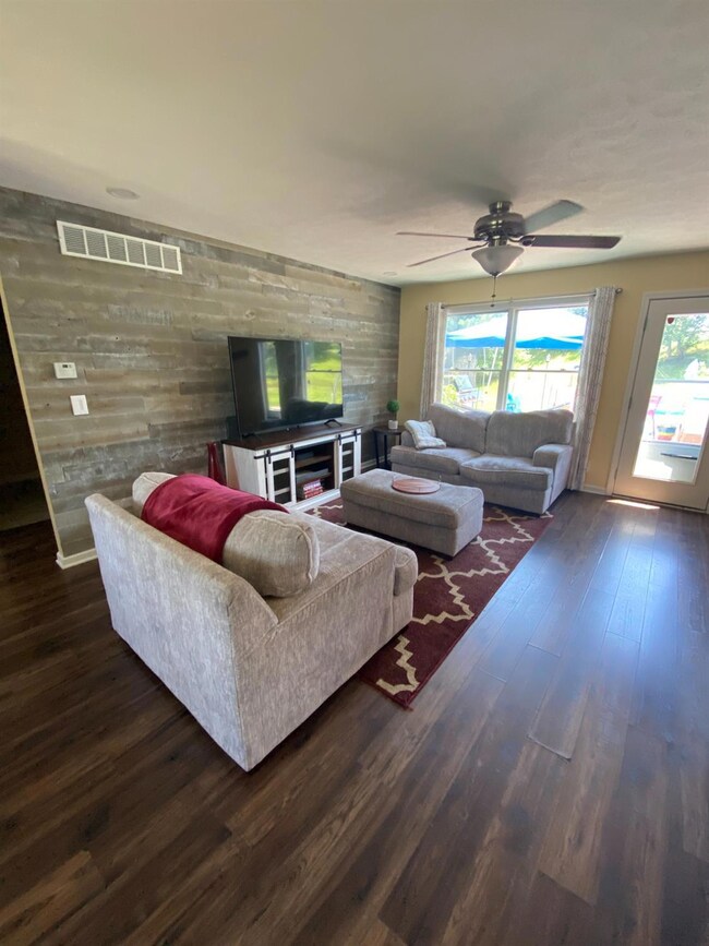 872 E Sportsman Ln, La Porte, IN 46350 - photo 6