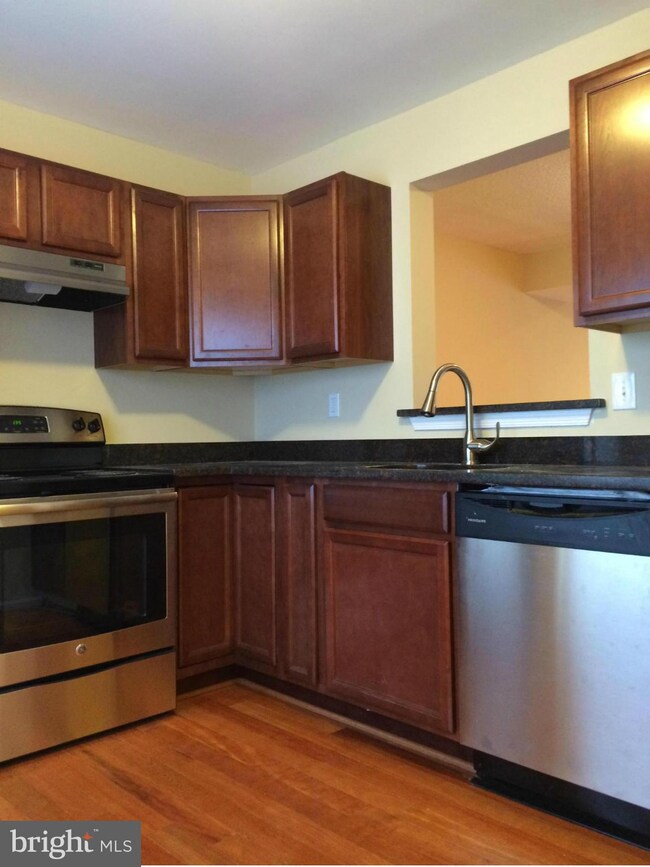 907 Saint Michaels Dr, Bowie, MD 20721 - photo 2