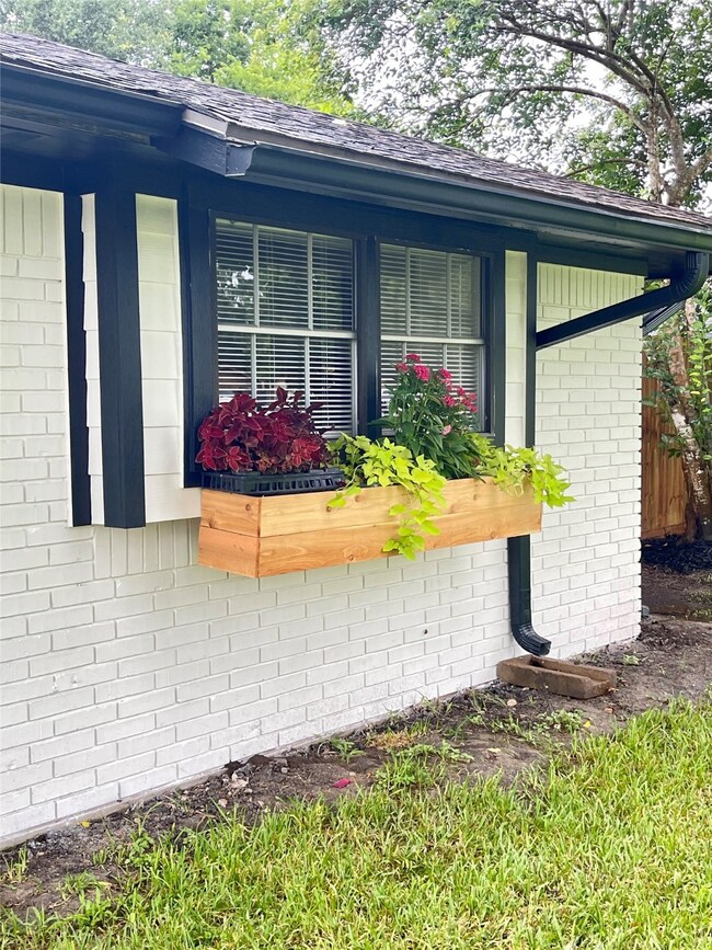 5925 Jerrycrest Dr, Pearland, TX 77584 - photo 3