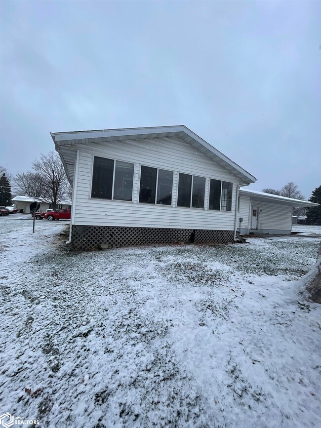 203 S Brooks St, Wayland, IA 52654 - photo 2