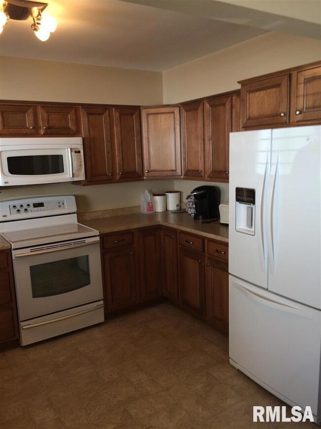 1736 W 37th St, Davenport, IA 52806 - photo 5