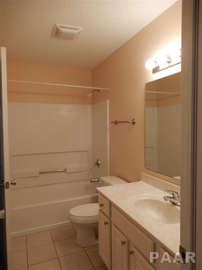 4577 N Thornhill Dr, Peoria, IL 61615 - photo 5