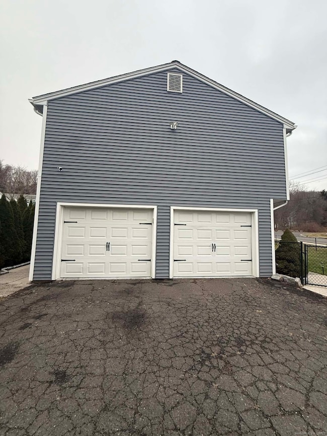 238 Sylvan Lake Rd, Oakville, CT 06779 - photo 4