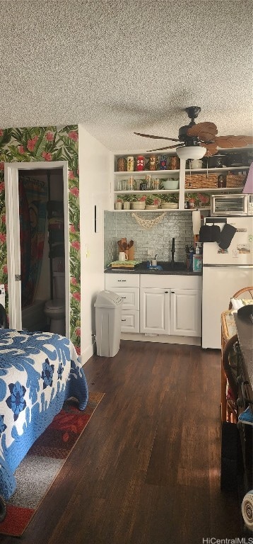 View into kitchen/bathroom from LR