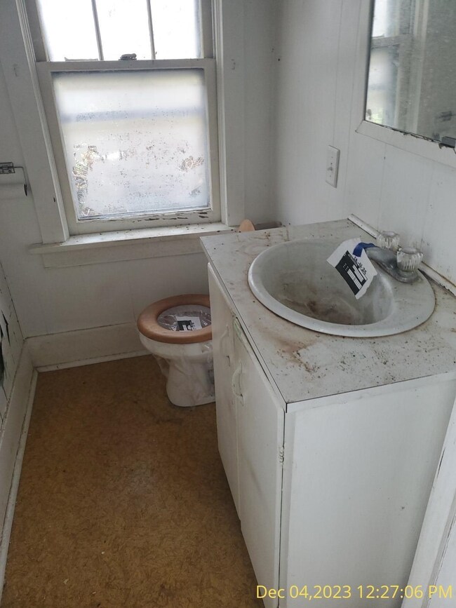 840 W Elk St, Freeport, IL 61032 - photo 7