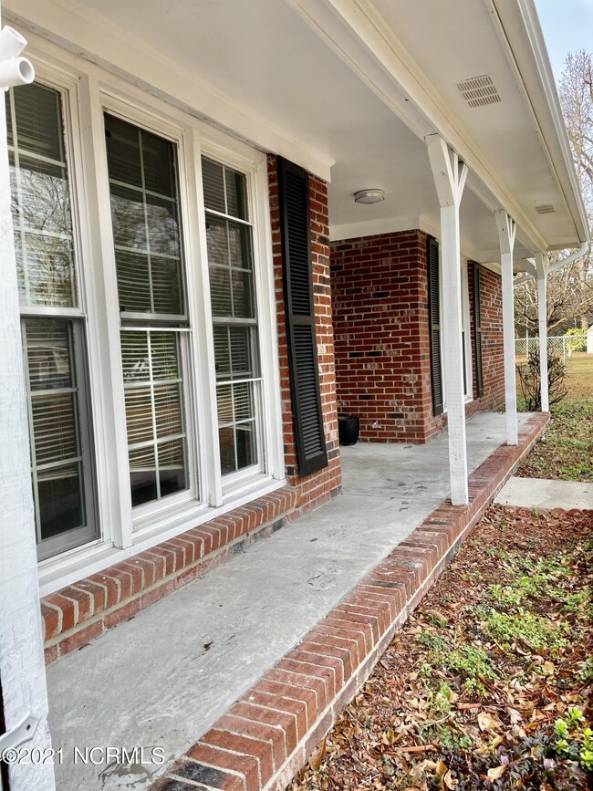 208 Chatham Ct, Jacksonville, NC 28540 - photo 2