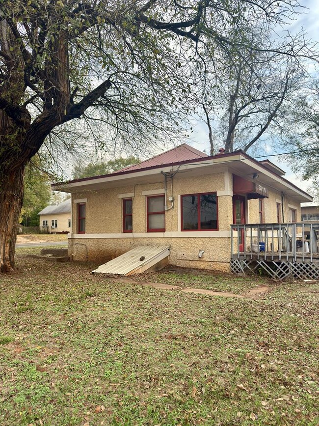 720 W Palestine Ave, Palestine, TX 75801 - photo 6