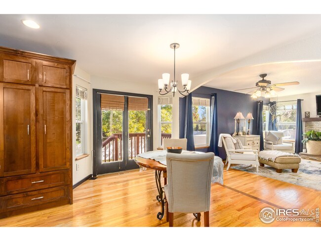 Eating nook right off the kitchen. Picture breakfast on saturday mornings while you watch some cartoons on TV in the living room!