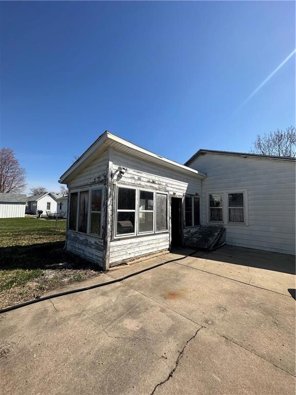709 E 8th St N, Newton, IA 50208 - photo 3