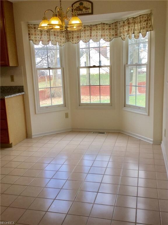 Eat-in kitchen with bay window