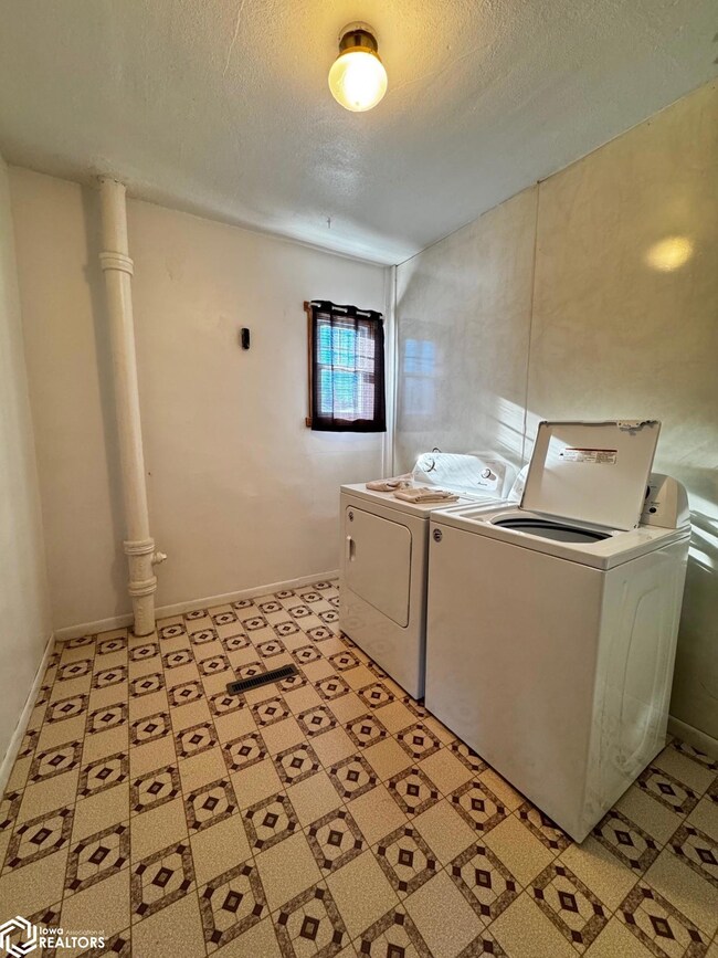 1232 Division St, Webster City, IA 50595 - photo 4