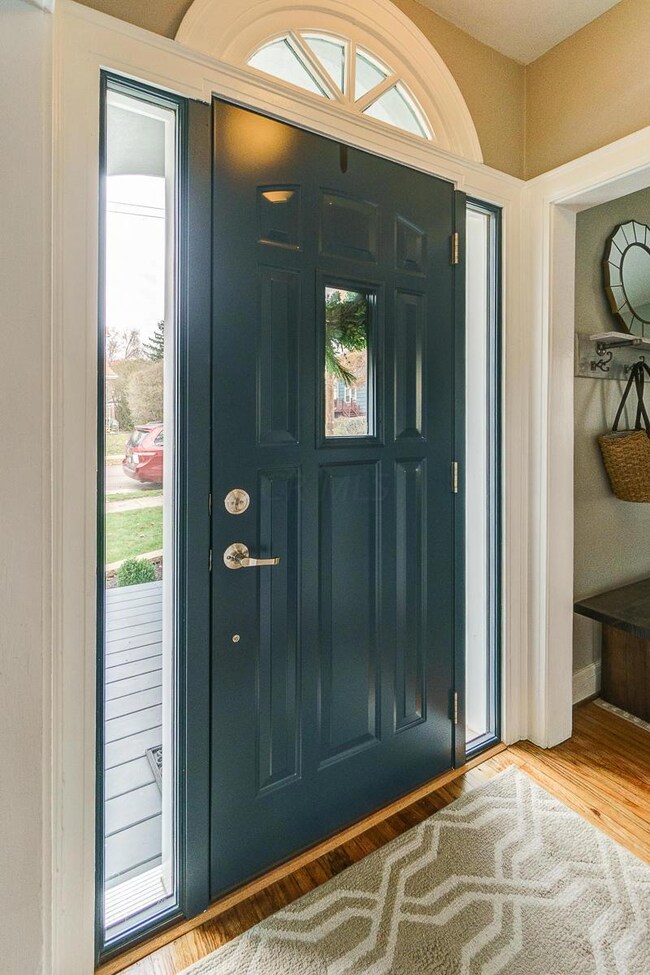 179 Lakeview front entry