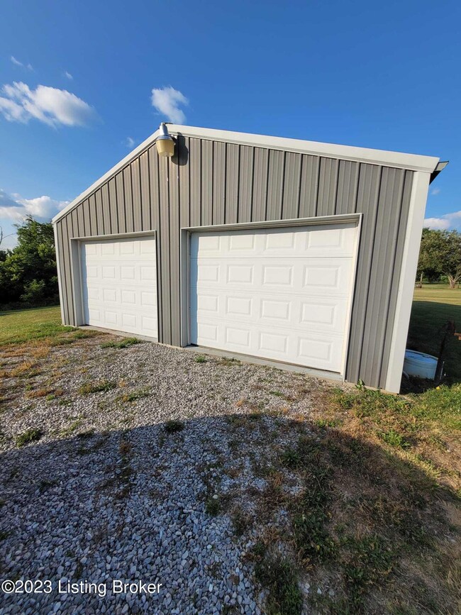 1070 Fairview garage pic1