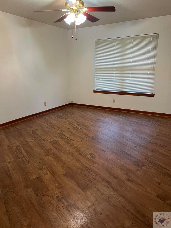 811 Hawkins Ave, Wake Village, TX 75501 - photo 7