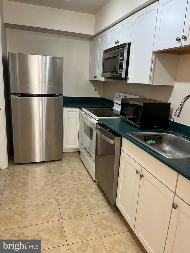 9683 Hagel Cir unit B, Lorton, VA 22079 - photo 3