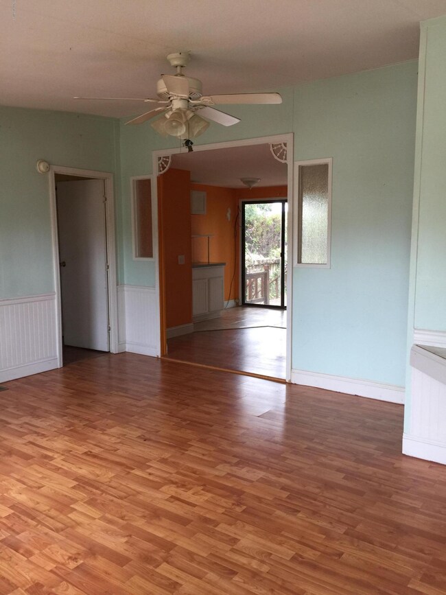 6140 Carolina Beach 16 livingroom