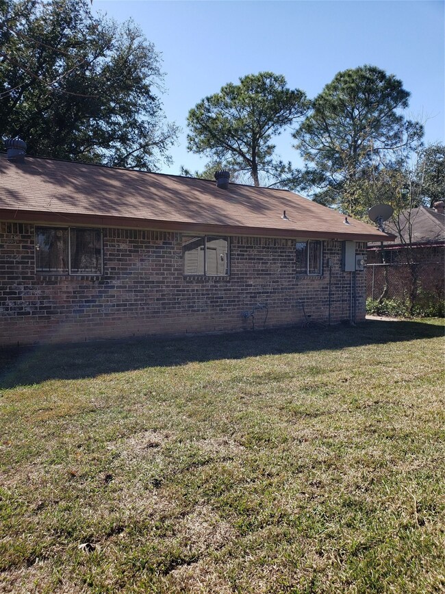 838 Marcolin St, Houston, TX 77088 - photo 7