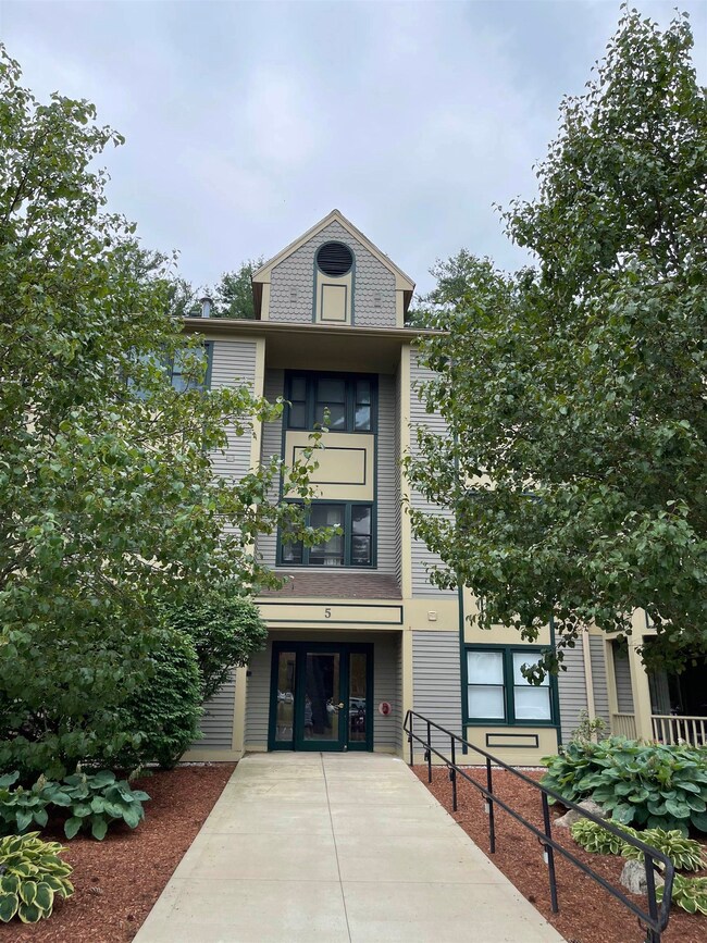 5 Bartemus Trail unit U205, Nashua, NH 03063 - photo 3