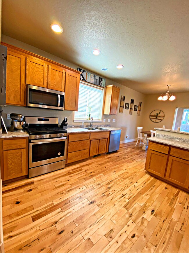 3131 Bursell Rd, Central Point, OR 97502 - photo 5