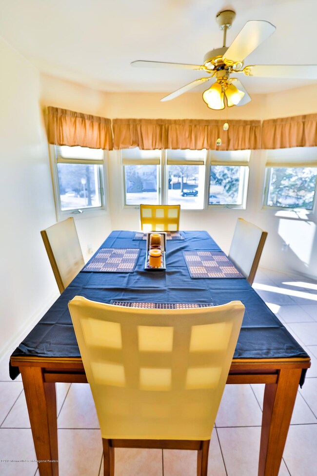 LARGE EAT IN KITCHEN