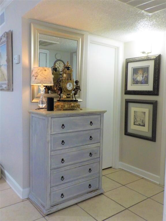 Spacious Entry foyer