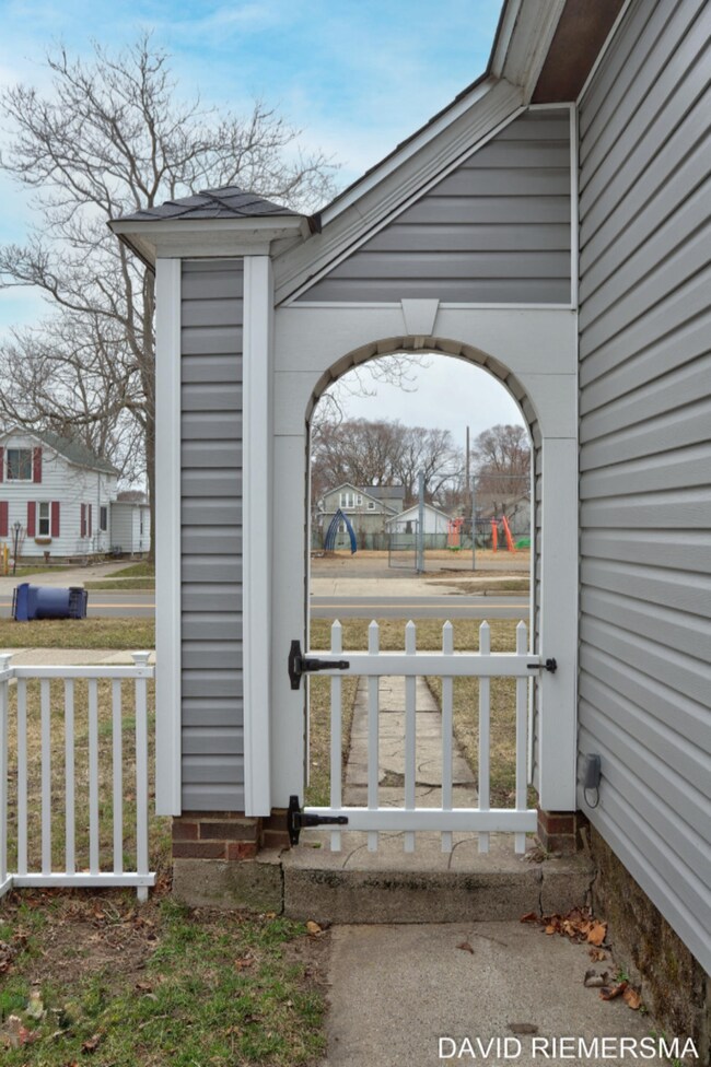 330 W 16th St, Holland-5-2