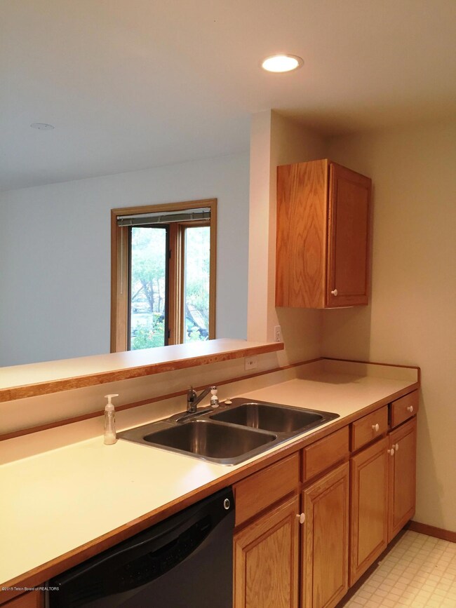 Kitchen w Breakfast Bar