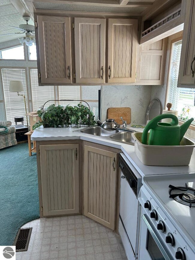 128 E Michigan Ave, Au Gres, MI 48703 - photo 4