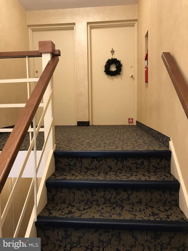 1906 Wilson Ln unit 201, McLean, VA 22102 - photo 2