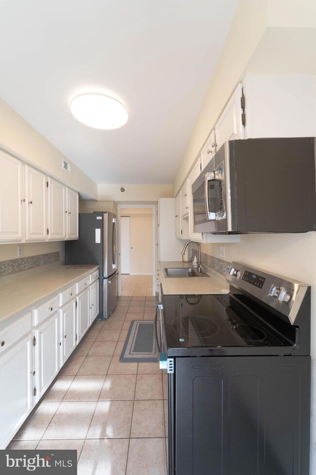 Encore of McLean unit 805, McLean, VA 22102 - photo 4