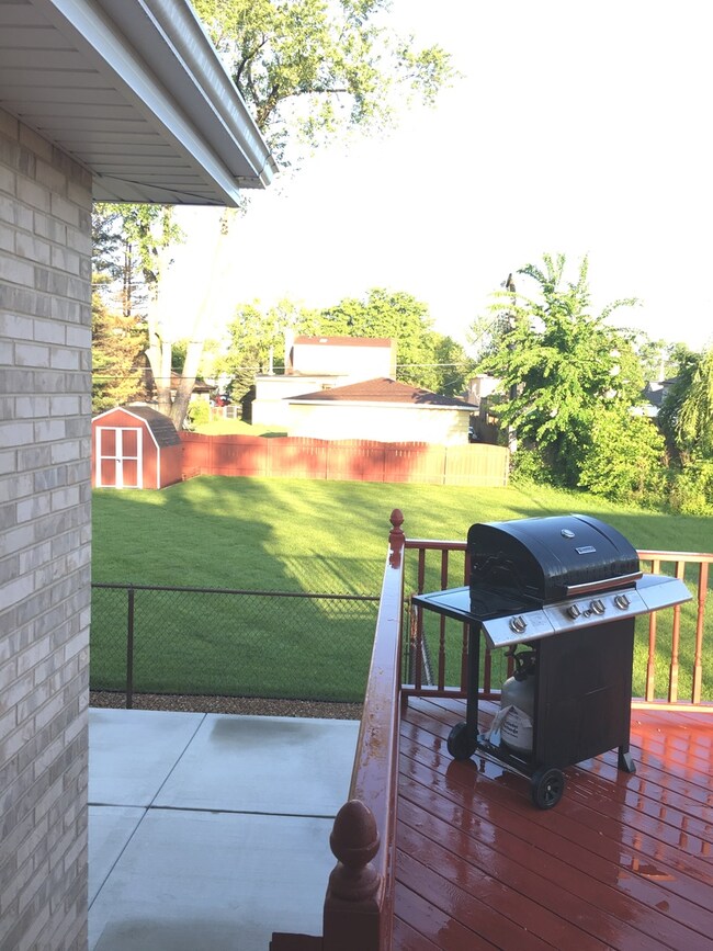 8320 Mansfield Ave, Burbank, IL 60459 - photo 5