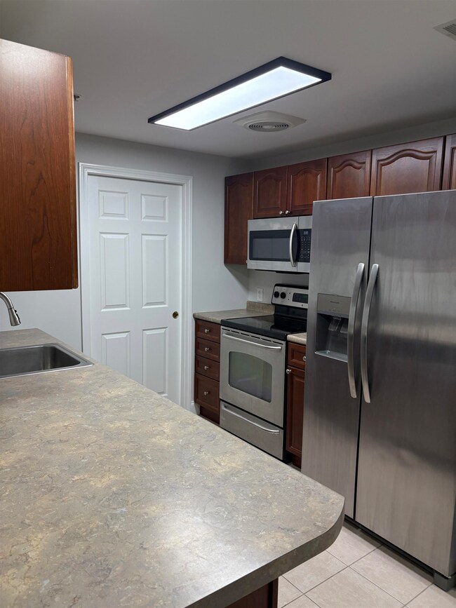 16 Crestview Cir unit 174, Londonderry, NH 03053 - photo 3