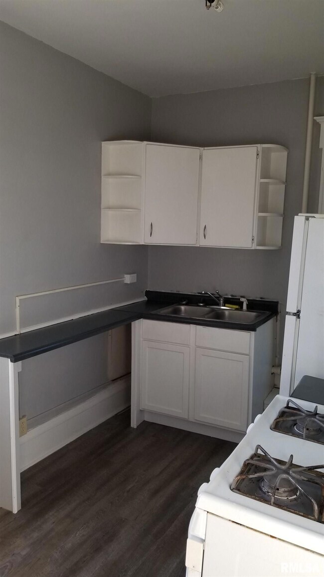 2024 Grand Ave unit 1/2, Davenport, IA 52803 - photo 3