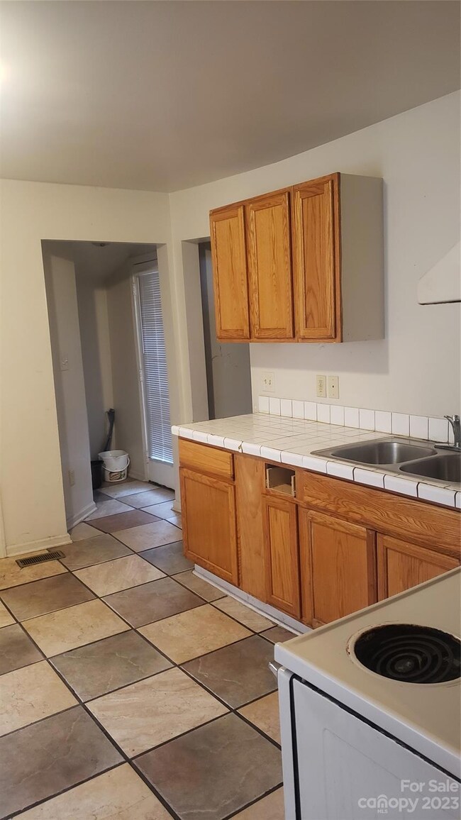 556 Bond St, Statesville, NC 28677 - photo 4