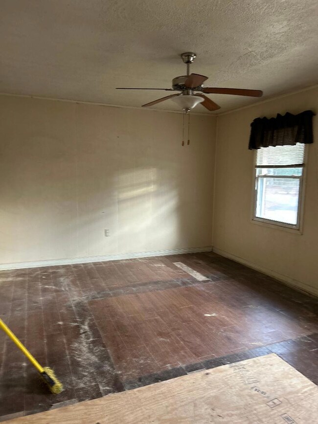 304 Bluebird Ln LR