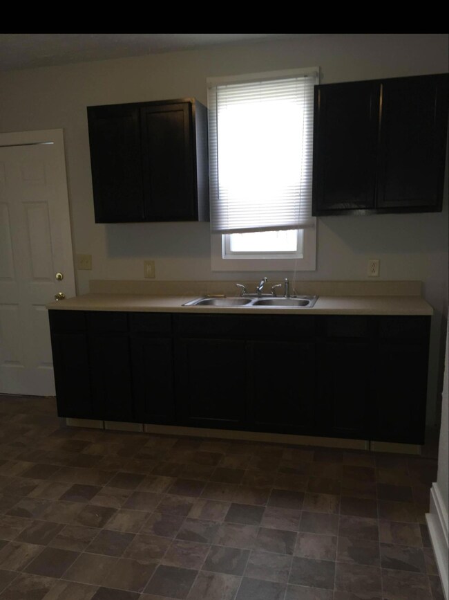 1006 E 16TH 8