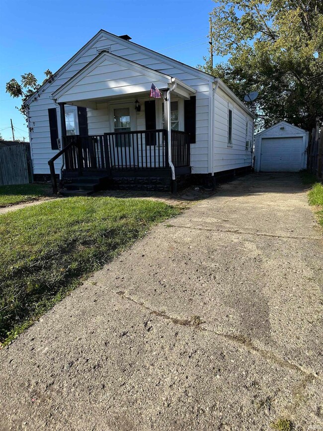 CONCRETE DRIVE TO DET. GARAGE
